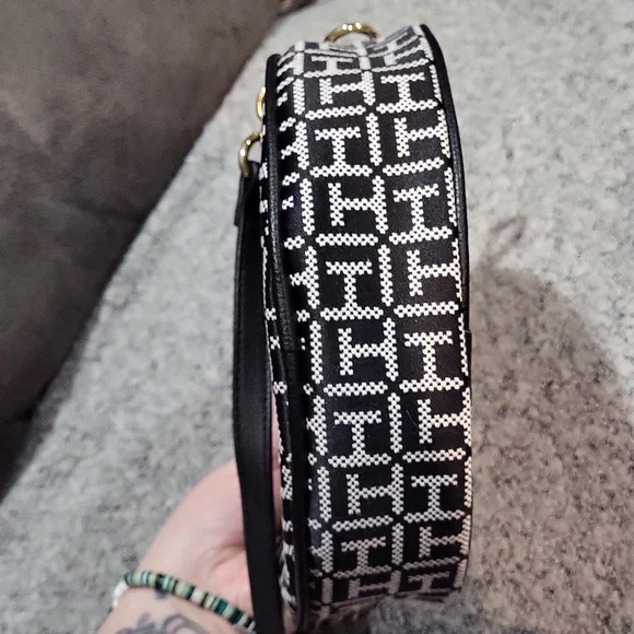 Tommy Hilfiger Crossbody Bag - Picture 11 of 12